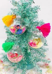 DIY Yarn Scrap Pom Poms The Neon Tea Party 01 DIY Yarn Scrap Pom Poms The Neon Tea Party